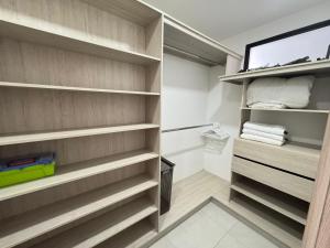 Un vestidor con estantes de madera en Apartasuite 206, en Armenia