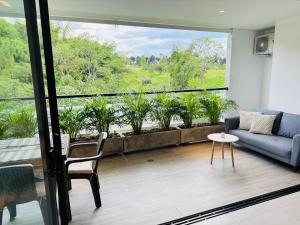 una sala de estar con un sofá y una mesa en Apartasuite 206, en Armenia