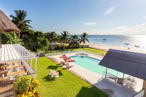 an overhead view of a swimming pool and the ocean at Hotel Aguia Negra in Vilanculos
