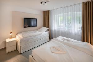 Postel nebo postele na pokoji v ubytování 3 Schlafzimmer - Grüne Oase im Hinterhaus - 1-9 Personen - SmartTV - WLAN - Waschmaschine - Trockner + 11 fotografií
