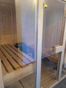 ein Umkleideraum mit einem Bett darin in der Unterkunft dream room in Saint-Amand-Montrond