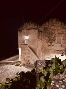 an old stone building with a window at night at Agorà nei sassi in Matera