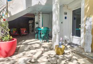 een patio met stoelen en een tafel in een gebouw bij Pigments & Paillettes in Draguignan +4 foto's