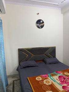 Postel nebo postele na pokoji v ubytování The Hotel Shadow + 7 fotografií