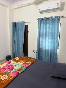 Postel nebo postele na pokoji v ubytování The Hotel Shadow