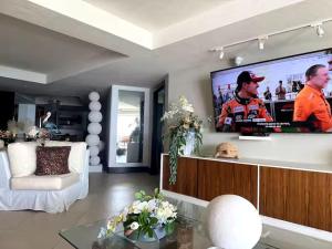 Μια τηλεόραση ή/και κέντρο ψυχαγωγίας στο Bay View Grand Marina 4C