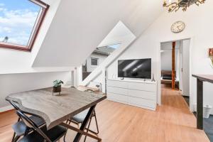 TV a/nebo společenská místnost v ubytování ZF03 Apartment für Monteure Stuttgart Zuffenhausen - weitere Schlafzimmer für zusätzliche 15 Personen im Haus vorhanden und an weiteren Standorten LS-CrewComfort