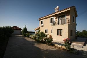 a building with a balcony on the side of it at Villa Vasa in Vasa Kilaniou