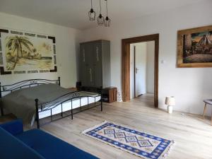 Postel nebo postele na pokoji v ubytování Apartamenty LOS NOBLES w spokojnej okolicy w pobliżu jeziora