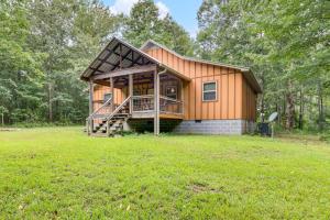 Taman di luar Serene and Secluded Alabama Cabin with Covered Deck!