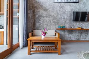デンパサールにあるVilla Tulip Sanurの花が飾られたテーブルのあるリビングルーム
