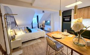 Ένα ή περισσότερα κρεβάτια σε δωμάτιο στο Amboise hyper centre - Cocon Royal à deux pas du Château +37 φωτογραφίες