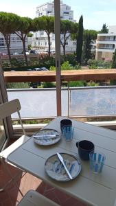 einen weißen Tisch mit zwei Teller Essen drauf. in der Unterkunft La Bulle Marine in La Grande-Motte + 2 Fotos