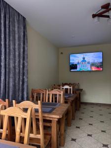 TV a/nebo společenská místnost v ubytování Кам'яний двір