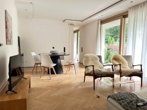 a living room with a table and chairs at Cozy Appartment in Kaiserslautern