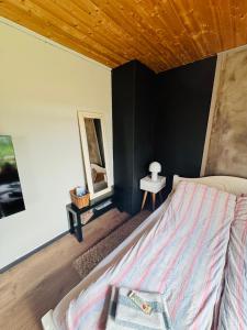 a bedroom with a bed with a black wall at Linken Studio for 2 in Narvik