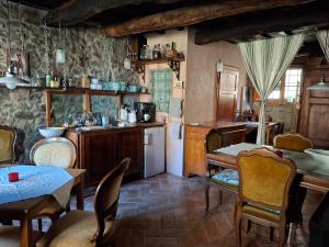 Una cocina y un comedor con mesa y sillas. en Attic with balcony at Locanda del Capo, en Capannori
