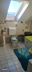 Ένα μπάνιο στο Dachgeschoss Wohnung nahe SAP