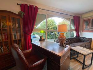 a living room with a couch and a table with a lamp at Studio à Port Grimaud in Grimaud