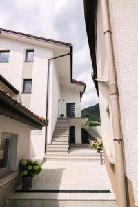 vistas a una casa blanca con escaleras en Sobe DELUX, en Tolmin
