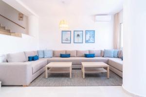 ein Wohnzimmer mit einer Couch und zwei Tischen in der Unterkunft Villa in Golf Resort with Shared Pool in Bouznika