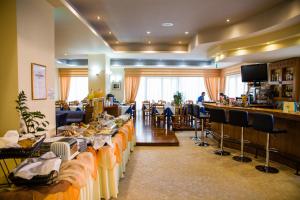 Reštaurácia alebo iné gastronomické zariadenie v ubytovaní Astali Hotel + 26 fotografií