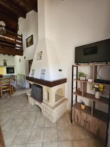 Una sala de estar con chimenea de piedra en una casa. en Casa De Férias, en Volvent 63 fotos más