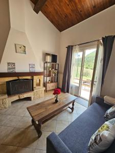 a living room with a couch and a coffee table at Casa De Férias in Volvent