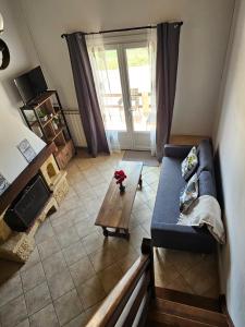 a living room with a couch and a coffee table at Casa De Férias in Volvent