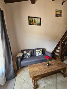 sala de estar con sofá azul y mesa de madera en Casa De Férias, en Volvent