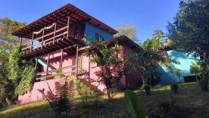 a house with a pink and blue at Casa Encantada in Paraty