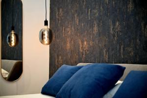 a living room with a blue pillow and a mirror at Omnia Luxury Suite in Salerno
