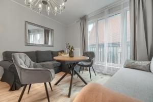 ein Wohnzimmer mit Sofa und Tisch in der Unterkunft Apartamenty MUNN 3 Szczecin in Stettin