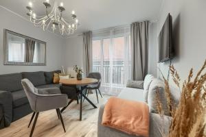 ein Wohnzimmer mit Sofa und Tisch in der Unterkunft Apartamenty MUNN 3 Szczecin in Stettin + 29 Fotos