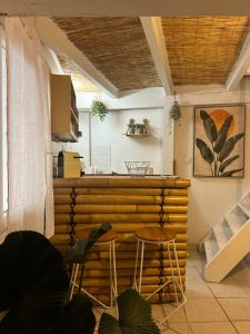 a bar in a kitchen with two stools at Duplex Le Nusa in Perpignan