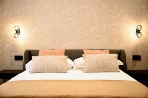 een slaapkamer met een groot bed met twee kussens bij Omnia Luxury Suite in Salerno +70 foto's