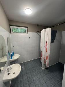 un bagno con due lavandini e una doccia di Pokoje na wynajem Rybnik Rudzka a Rybnik