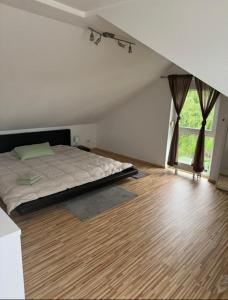 Ένα ή περισσότερα κρεβάτια σε δωμάτιο στο Modernes Penthouse mit Panorama im Herzen von Villingen