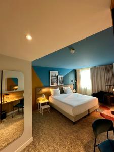 Postel nebo postele na pokoji v ubytování Radisson Hôtel Bordeaux Saint-Jean