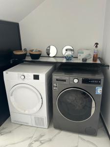 RufisqueにあるVilla climatisé avec piscine et calmeの洗濯機が備わります。