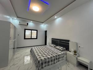 RufisqueにあるVilla climatisé avec piscine et calmeの白い部屋にあるベッドのある寝室 +17枚の写真