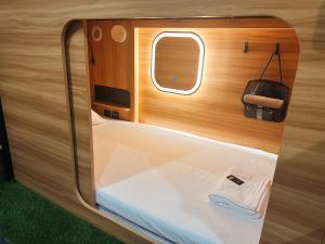 勒什Central Hostel Lesce-Bled的一间小房间，里面有一张床和一个包