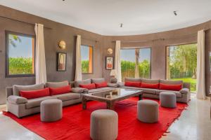 ein Wohnzimmer mit Sofas und einem roten Teppich in der Unterkunft Villa Chocolat Deluxe in Marrakesch