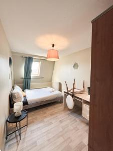 Katil atau katil-katil dalam bilik di Charme et confort - Maison Roubaix 5 chambres
