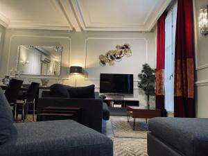 a living room with a couch and a television at L'appart du centre in Paris