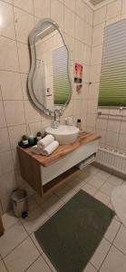 łazienka z umywalką i lustrem w obiekcie Apartment 2 Feistriz in Rosental 9181 w mieście Feistritz im Rosental