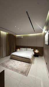 Ένα ή περισσότερα κρεβάτια σε δωμάτιο στο سويت فندقي راقي وهادئ و قريب من بحر الخبر