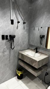 Ένα μπάνιο στο سويت فندقي راقي وهادئ و قريب من بحر الخبر +19 φωτογραφίες