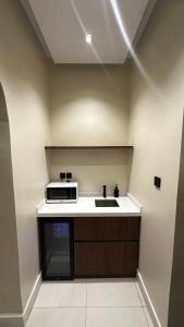 Η κουζίνα ή μικρή κουζίνα στο سويت فندقي راقي وهادئ و قريب من بحر الخبر