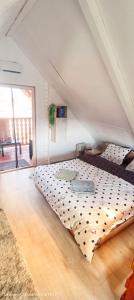 ein Schlafzimmer mit einem großen Bett im Dachgeschoss in der Unterkunft Sunset Oasis in Dătăşeni + 45 Fotos
